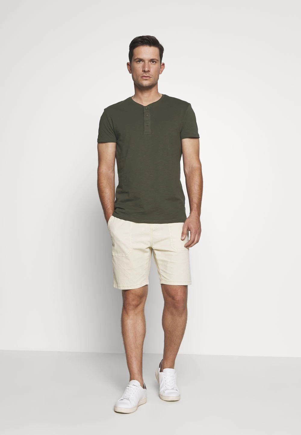 Pier One Prix Gelé T-shirt Basique T-shirts Col Tunisien Homme 2 Pier One Prix Gelé T-shirt Basique T-shirts Col Tunisien Homme – Image 2