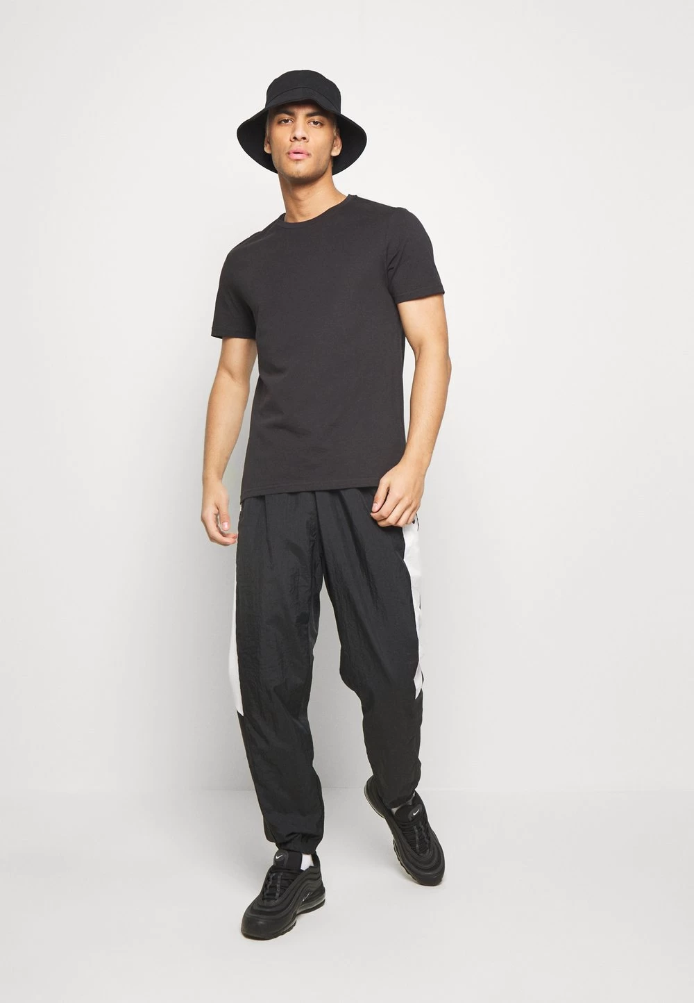 Prix Sacrifiés Pier One 7 PACK – T-shirt Basique T-shirts Col Rond Homme 2 Prix Sacrifiés Pier One 7 PACK – T-shirt Basique T-shirts Col Rond Homme – Image 2