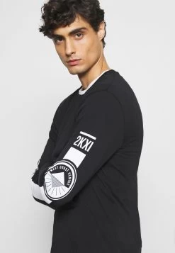 Pier One Prix Gelé T-shirt à Manches Longues T-shirts Col Rond Homme -Pier One Boutique 35cae1d4e4114fa685d5115b86d44f7f