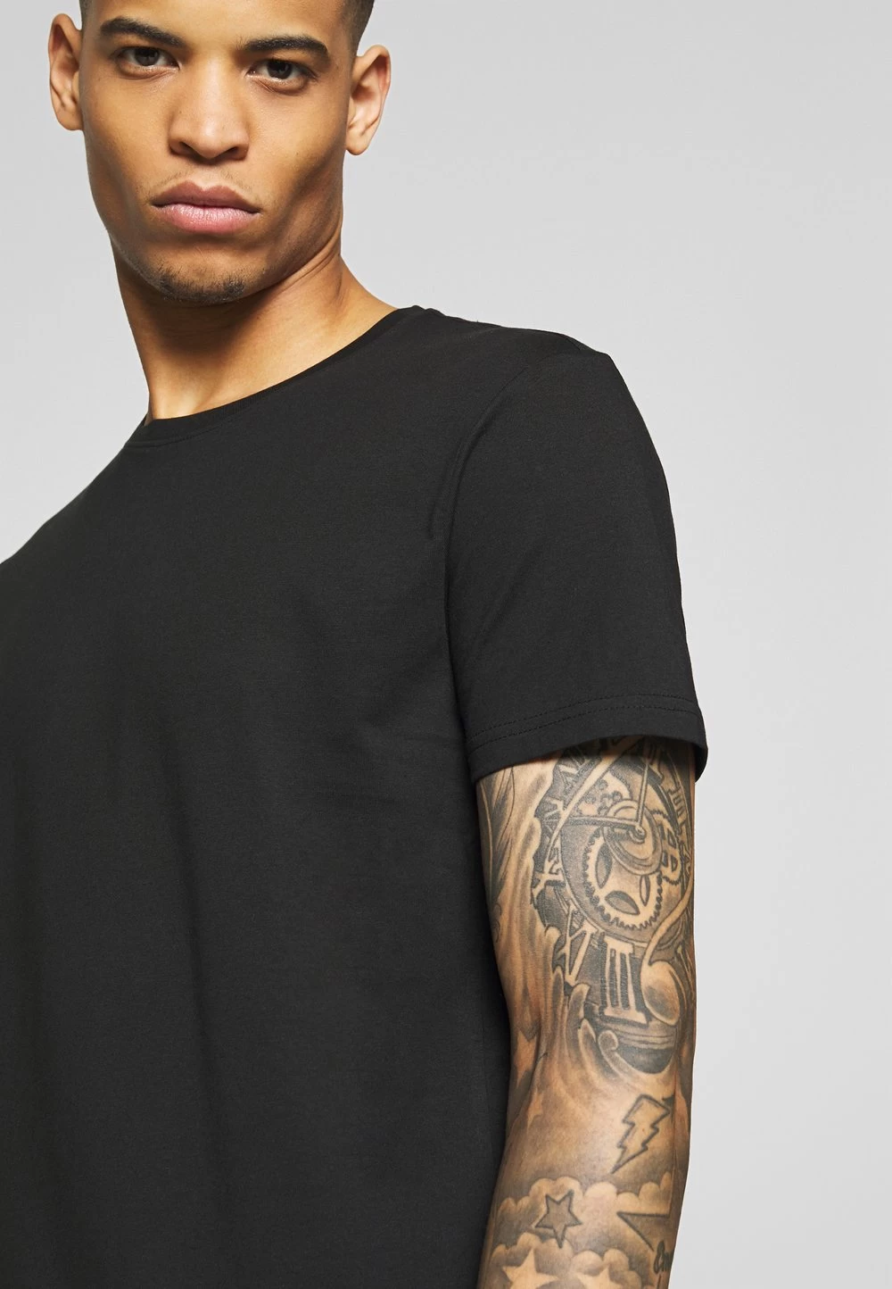 Pier One 3 PACK – T-shirt Basique – Black/ White Prix Gelé T-shirts Col Rond Homme 5 Pier One 3 PACK – T-shirt Basique – Black/ White Prix Gelé T-shirts Col Rond Homme – Image 5