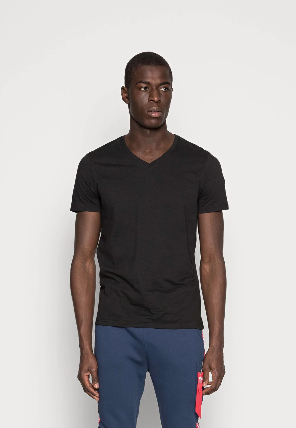 Pier One Prix Accessible 3 PACK – T-shirt Basique T-shirts Col En V Homme 2 Pier One Prix Accessible 3 PACK – T-shirt Basique T-shirts Col En V Homme – Image 2