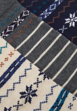 Pier One 3 PACK – Chaussettes Pas Cher Sous-vêtements Rayures Homme 11 Pier One 3 PACK – Chaussettes Pas Cher Sous-vêtements Rayures Homme -Pier One Boutique 6870f4ec770d4f299eef09fd2b4bbe6a