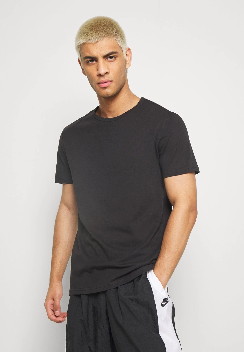 Prix Sacrifiés Pier One 7 PACK – T-shirt Basique T-shirts Col Rond Homme 3 Prix Sacrifiés Pier One 7 PACK – T-shirt Basique T-shirts Col Rond Homme – Image 3