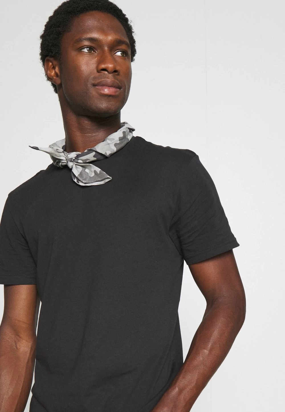 Prix Gelé Pier One 3 PACK – T-shirt Basique T-shirts Col Rond Homme 6 Prix Gelé Pier One 3 PACK – T-shirt Basique T-shirts Col Rond Homme – Image 6