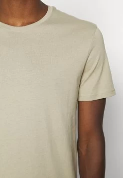 Prix Ourlé Pier One 5 PACK – T-shirt Basique T-shirts & Polos Col Rond Homme 24 Prix Ourlé Pier One 5 PACK – T-shirt Basique T-shirts & Polos Col Rond Homme -Pier One Boutique ccdceb9d79c24e32baab38b9f3eaa229