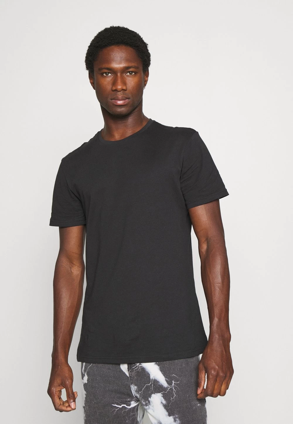 Prix Gelé Pier One 3 PACK – T-shirt Basique T-shirts Col Rond Homme 2 Prix Gelé Pier One 3 PACK – T-shirt Basique T-shirts Col Rond Homme – Image 2