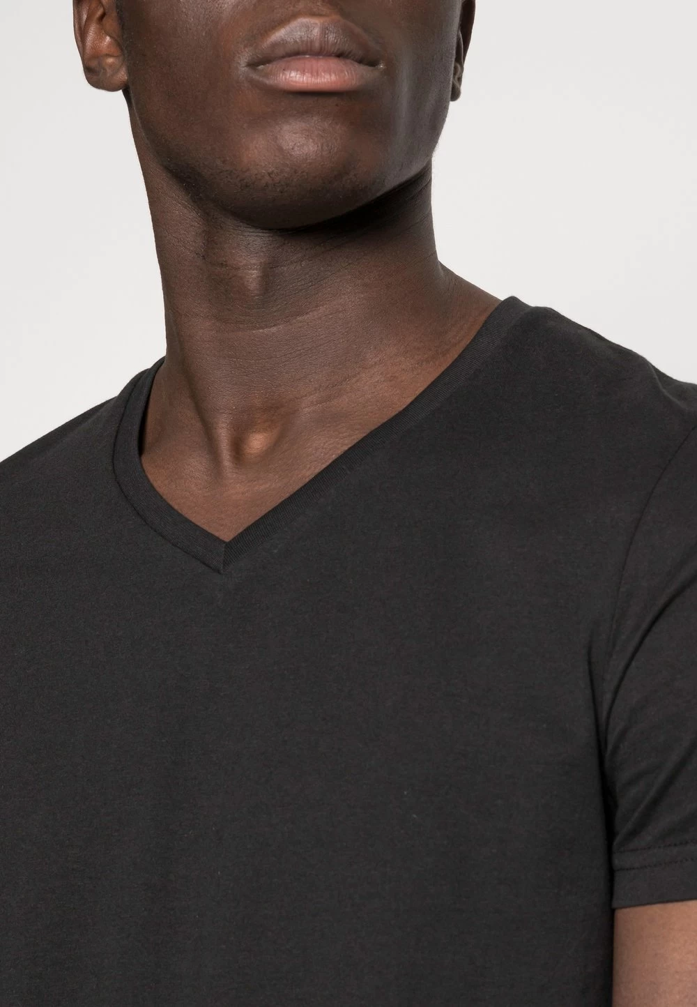 Pier One Prix Accessible 3 PACK – T-shirt Basique T-shirts Col En V Homme 5 Pier One Prix Accessible 3 PACK – T-shirt Basique T-shirts Col En V Homme – Image 5