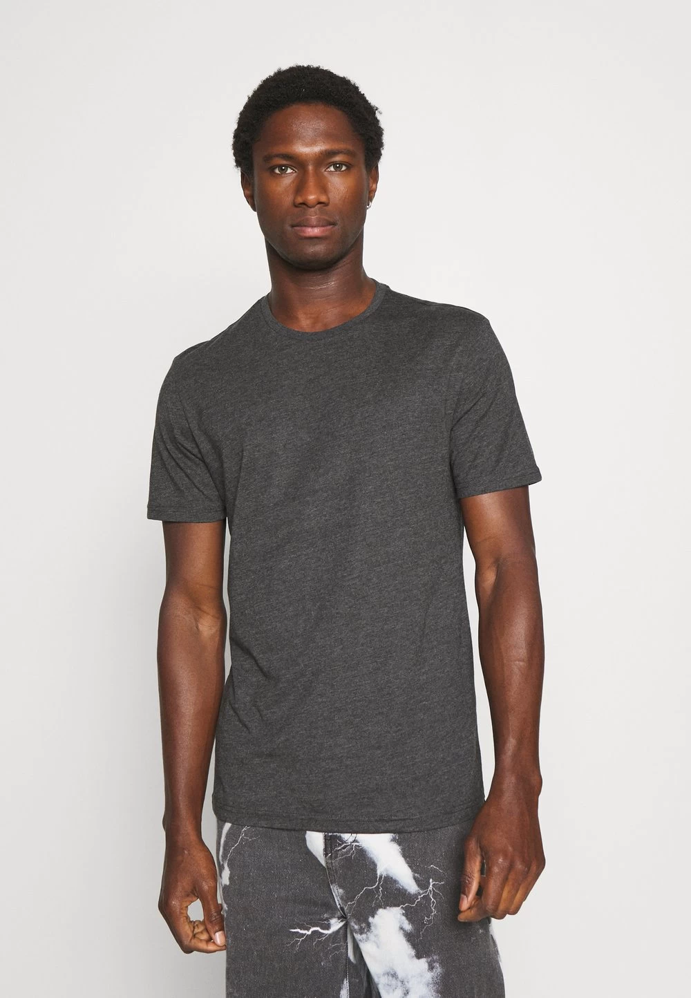 Prix Gelé Pier One 3 PACK – T-shirt Basique T-shirts Col Rond Homme 4 Prix Gelé Pier One 3 PACK – T-shirt Basique T-shirts Col Rond Homme – Image 4